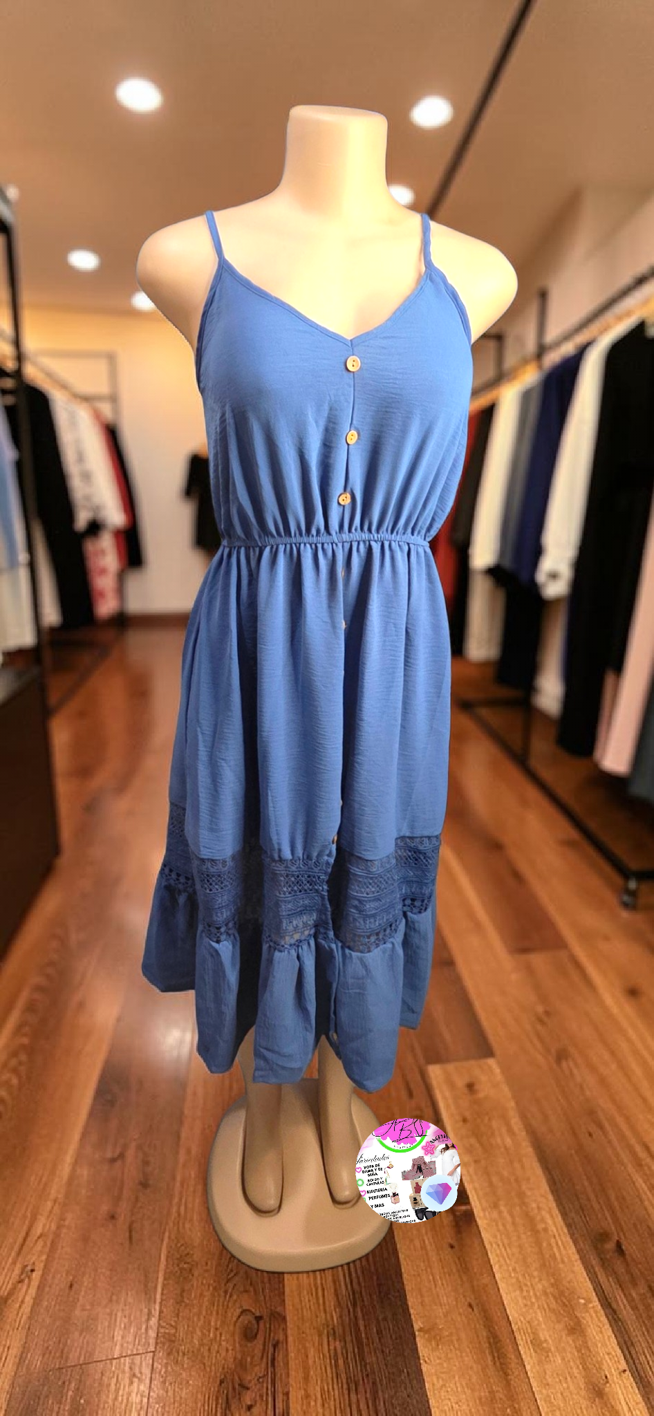 Vestido Semilargo con Detalles Tejidos y Tirantes Finos