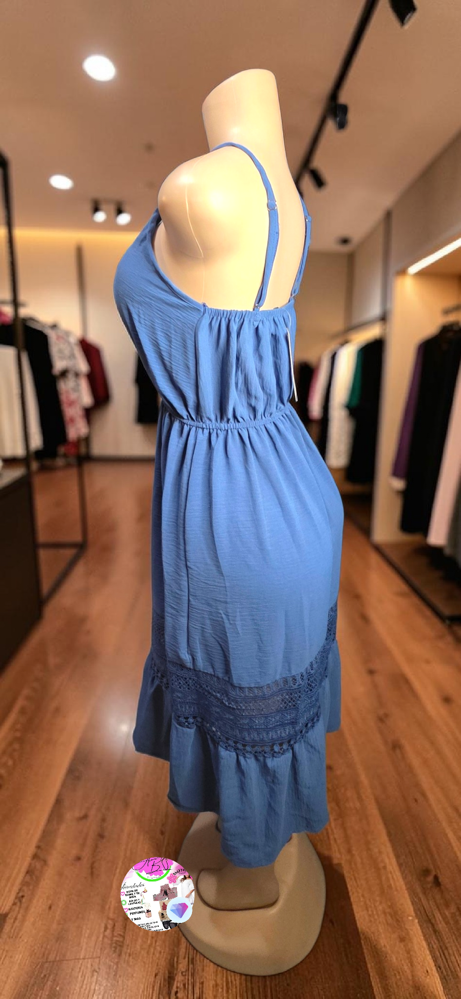 Vestido Semilargo con Detalles Tejidos y Tirantes Finos