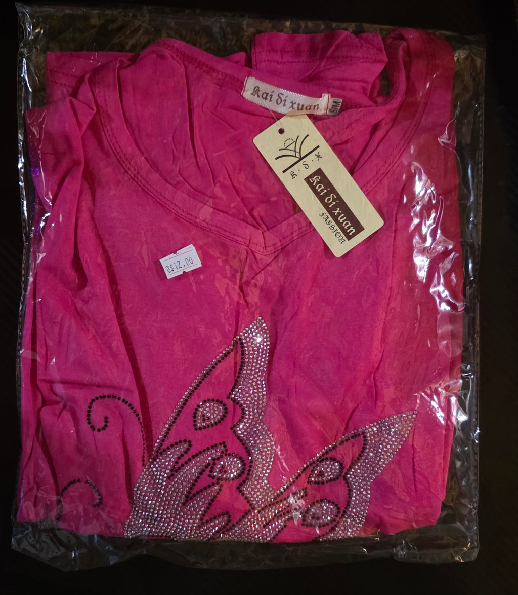 Blusa Semilarga de Piedrería Mariposa – Escote en Hombros y Cuello Semiredondo