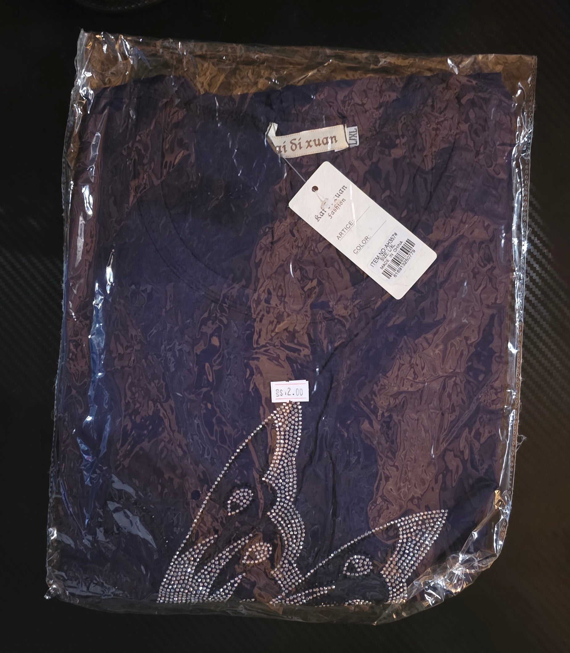 Blusa Semilarga de Piedrería Mariposa – Escote en Hombros y Cuello Semiredondo
