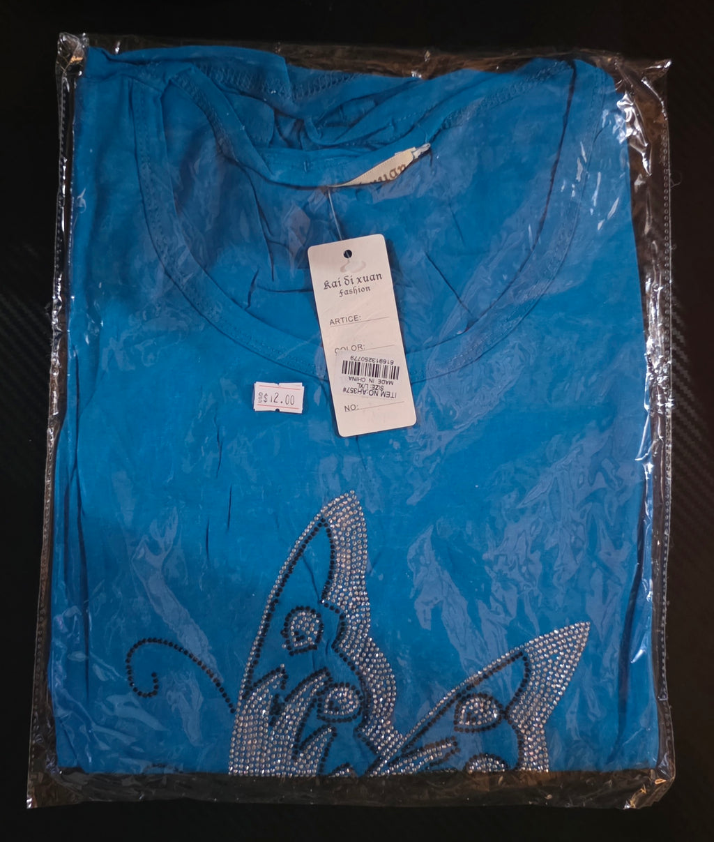 Blusa Semilarga de Piedrería Mariposa – Escote en Hombros y Cuello Semiredondo