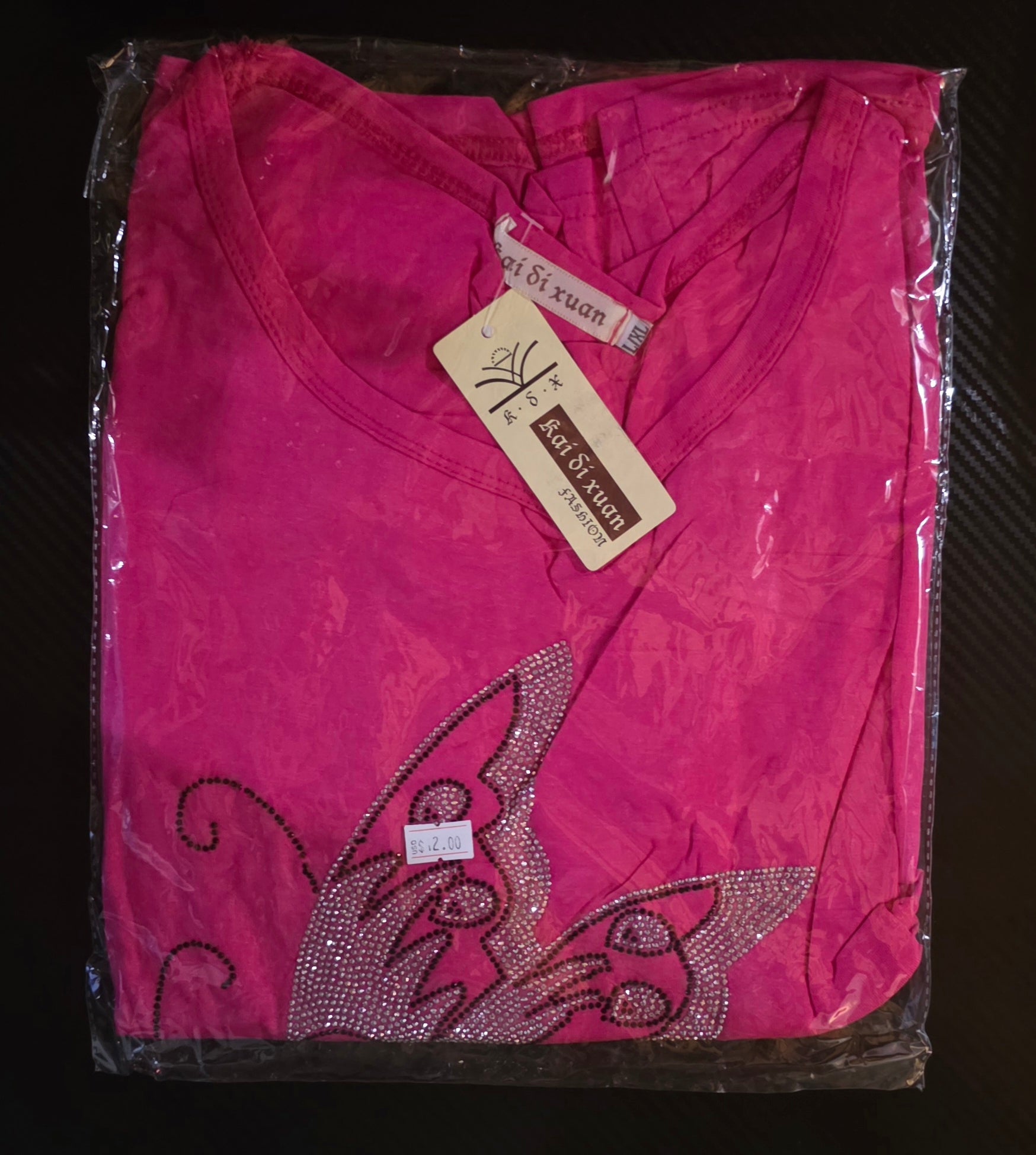 Blusa Semilarga de Piedrería Mariposa – Escote en Hombros y Cuello Semiredondo