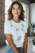 Blusa de Pedrería con Estampado LOVE | Glamour y Estilo