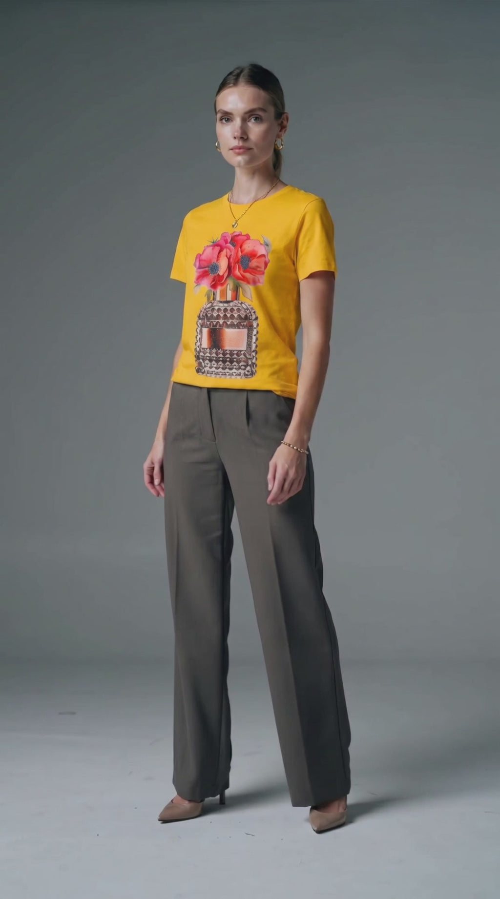 Blusa Manga Corta Floral con Piedrería y Brillo de Alta Calidad – 60% Rayón / 35% Nylon / 5% Elastano