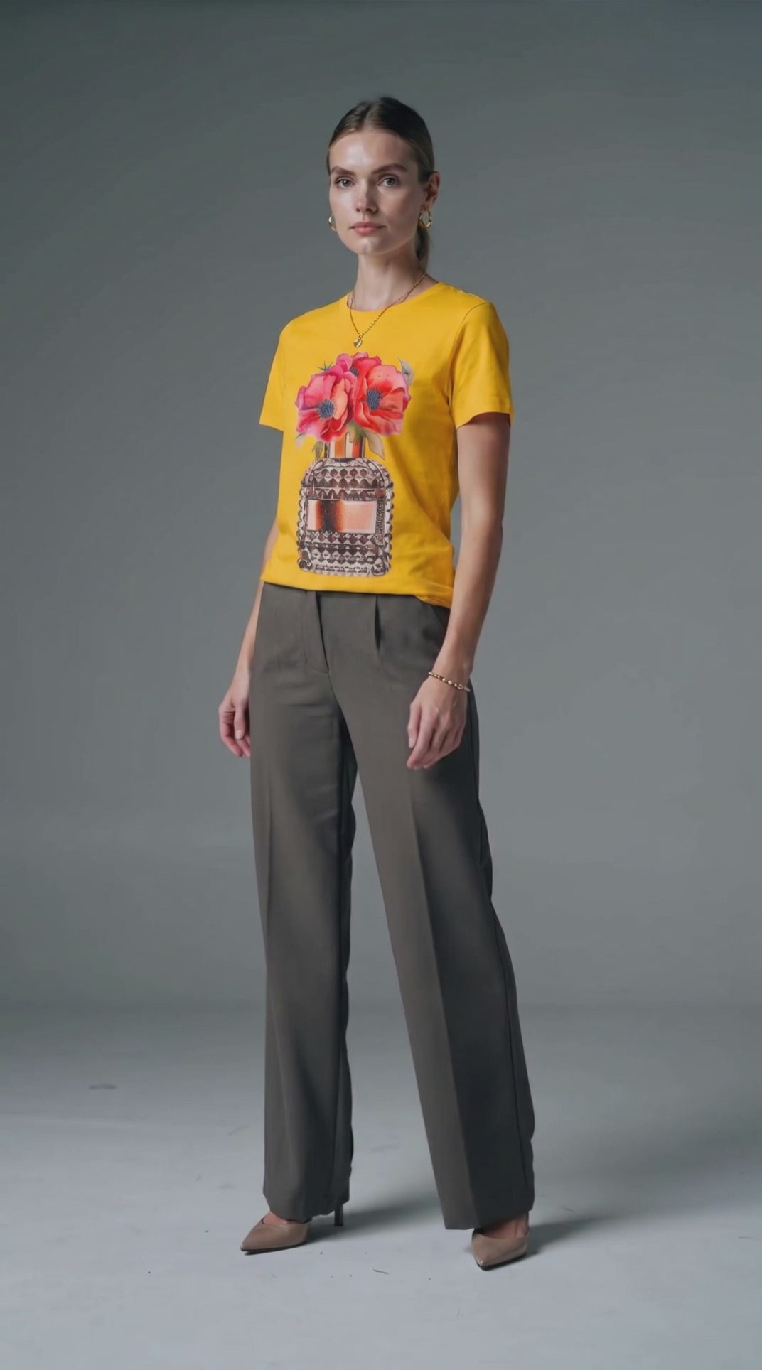 Blusa Manga Corta Floral con Piedrería y Brillo de Alta Calidad – 60% Rayón / 35% Nylon / 5% Elastano