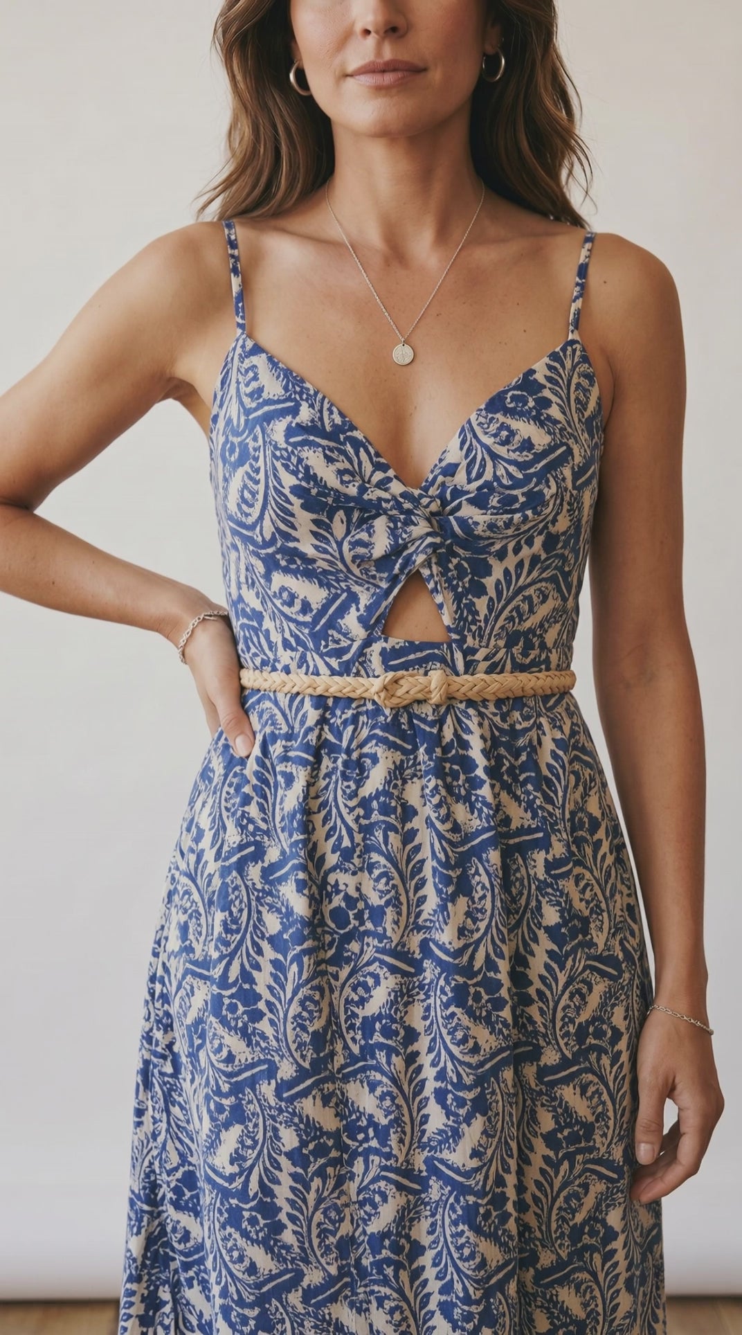 Vestido largo con estampado floral, escote en V y detalle retorcido en la parte delantera.