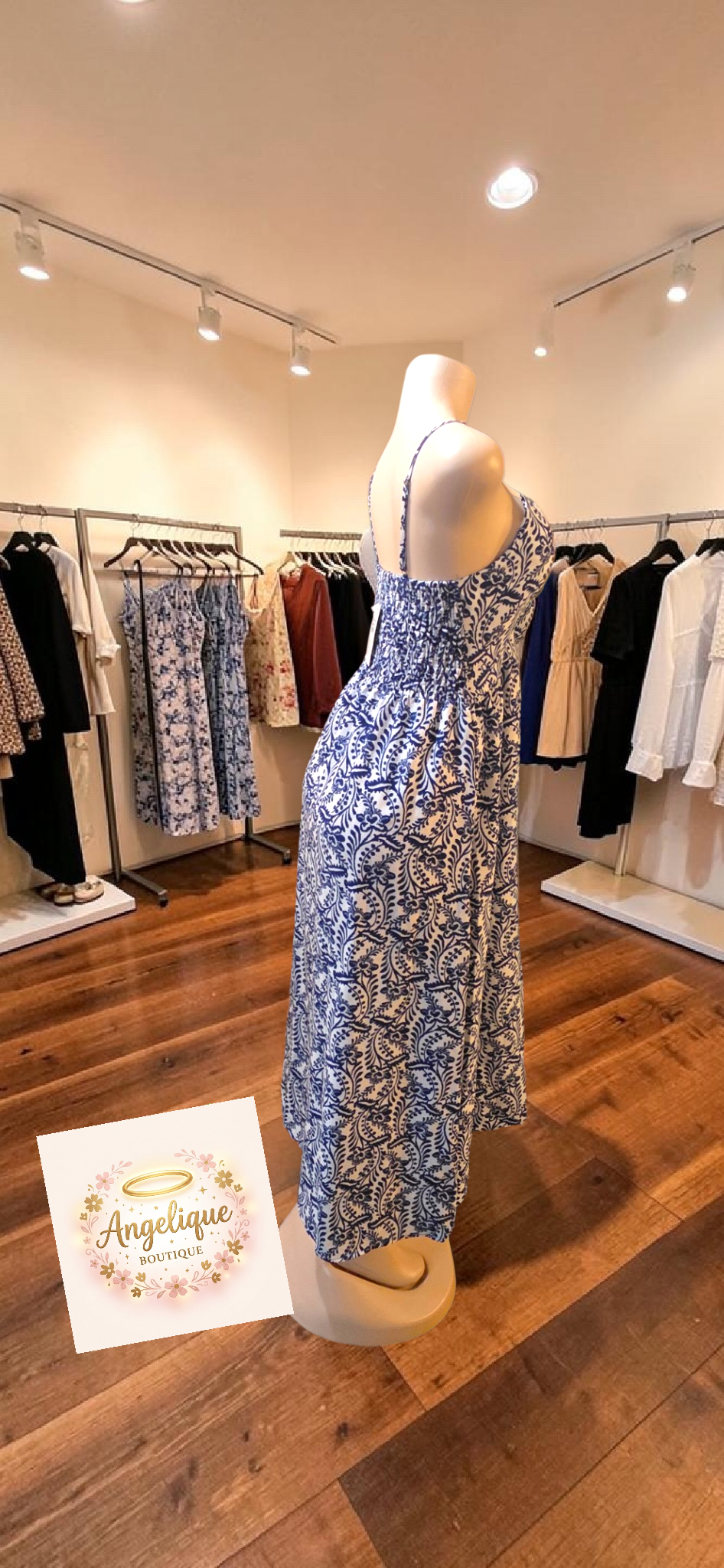 Vestido largo con estampado floral, escote en V y detalle retorcido en la parte delantera.