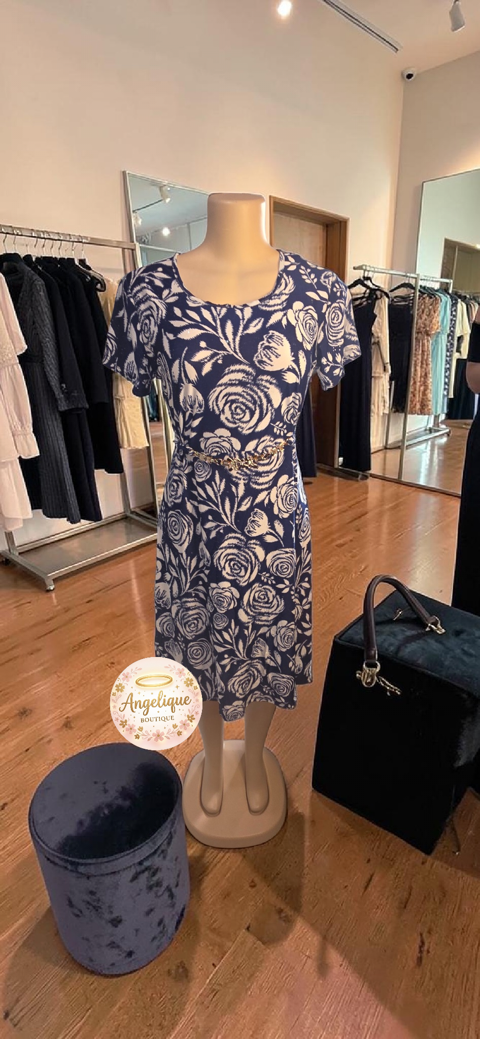 Vestido Floral Midi — Suavidad, Color y Estilo en Cada Curva