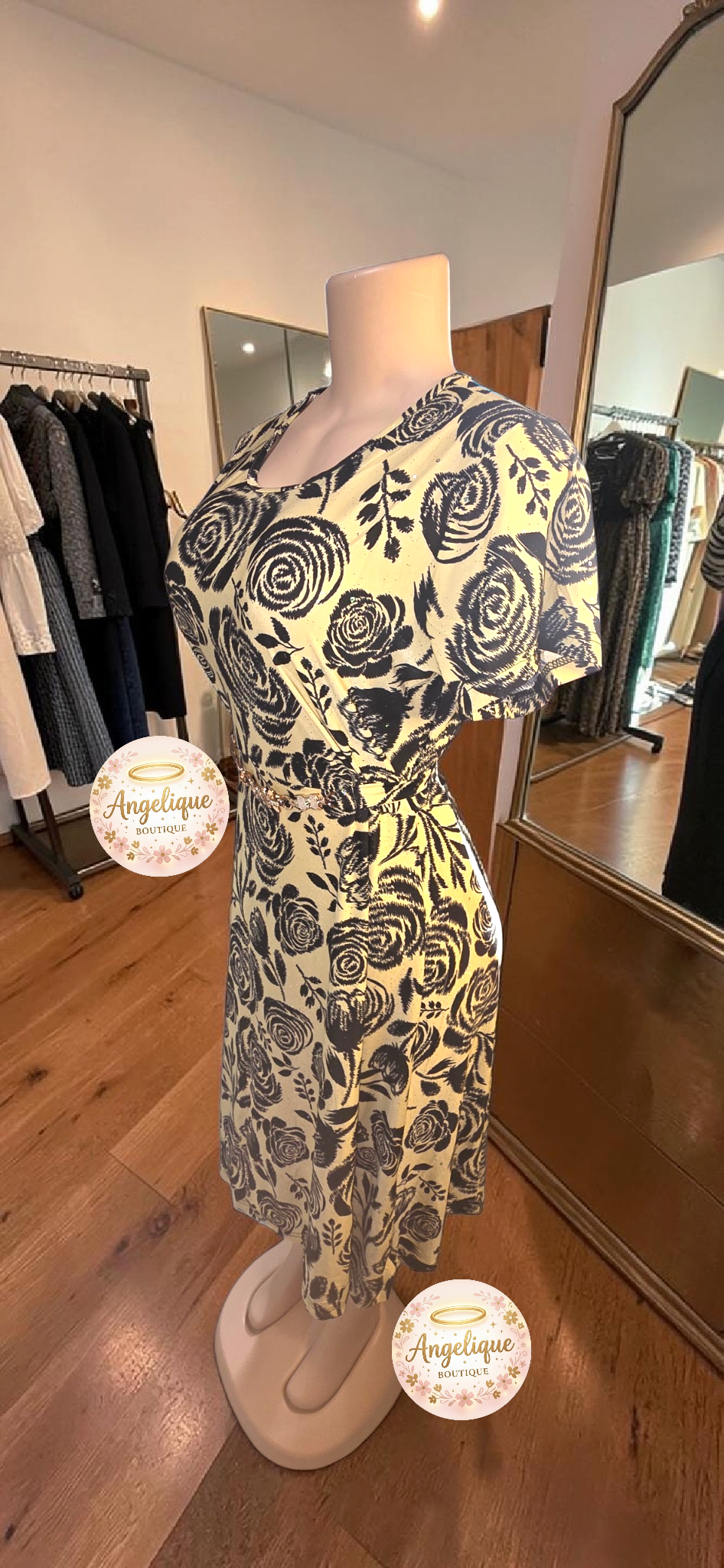 Vestido Floral Midi — Suavidad, Color y Estilo en Cada Curva