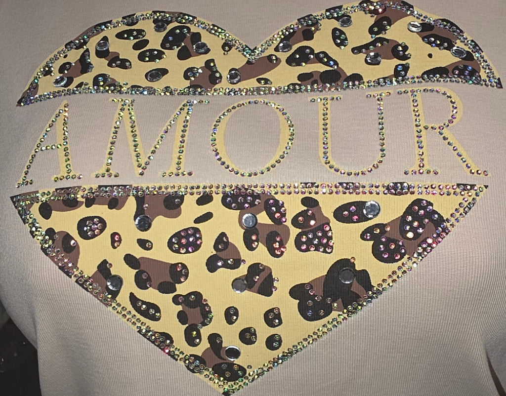 Women's Amour Graphic Crop Top – Love Print Style