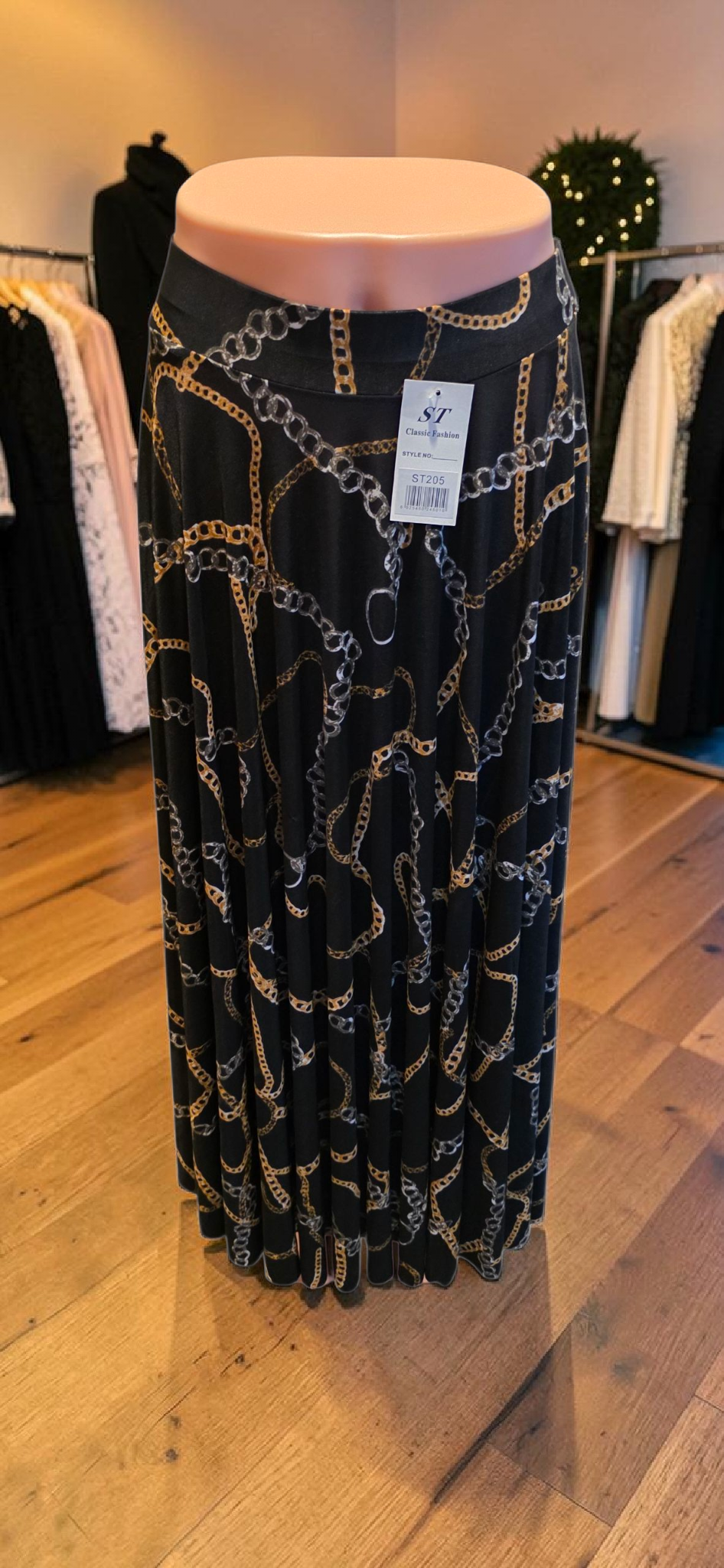 Falda Larga Floral y Cadenas en Negro