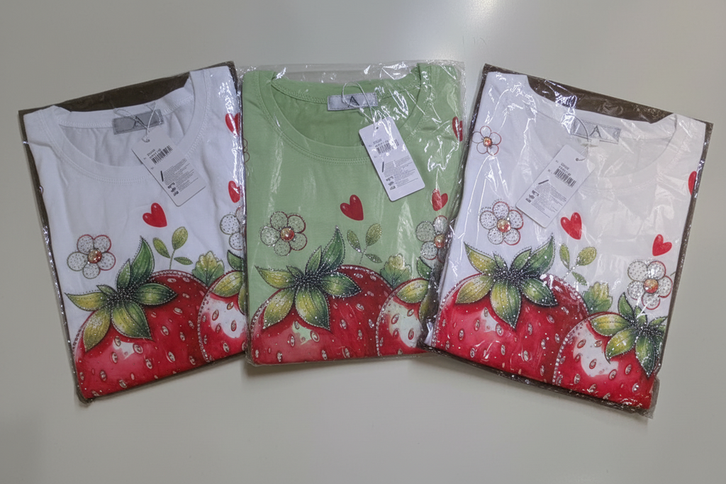 Blusa de Fresa con Pedrería y Brillo | Manga Corta Cuello Redondo