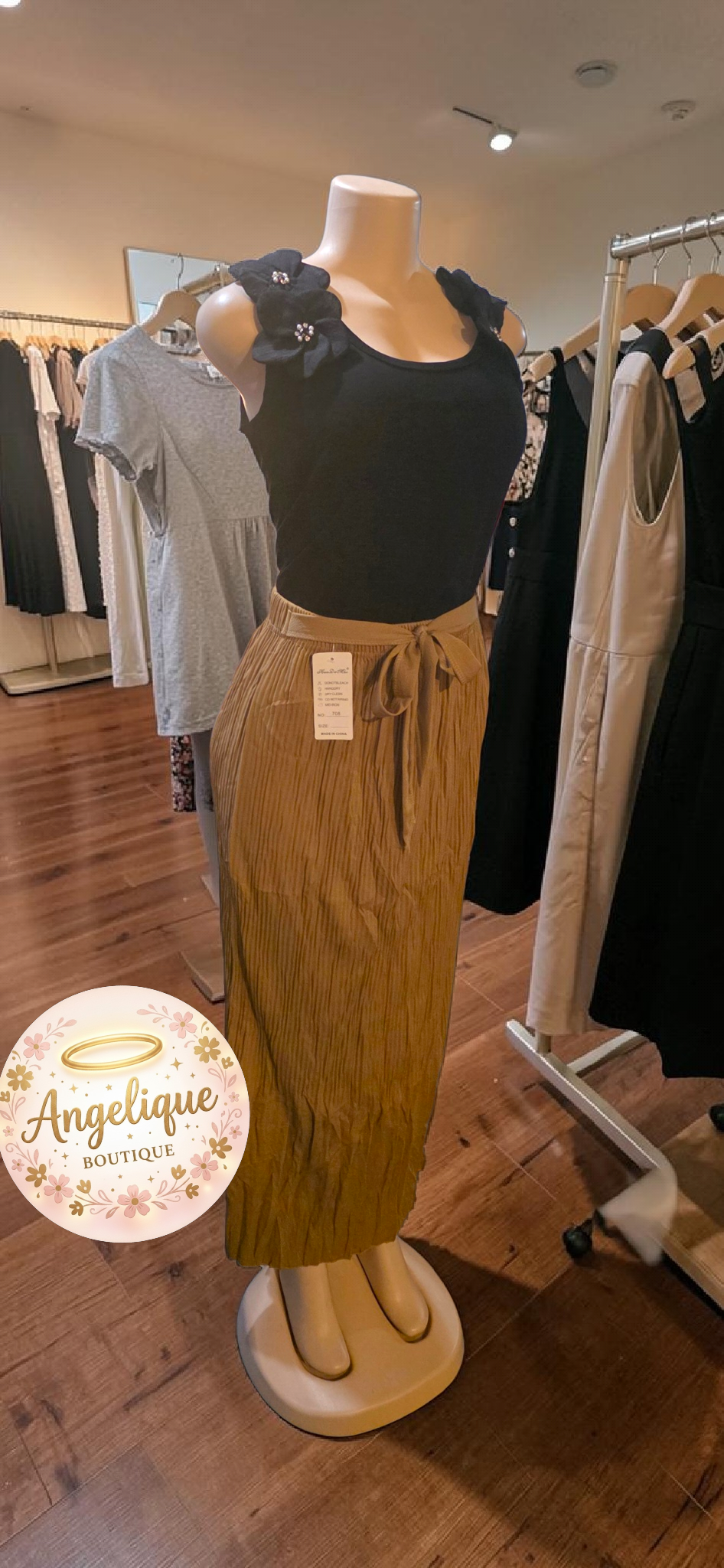 Blusa Sin Mangas Escote Cuadrado con Flores Bordadas y Piedrería – 95% Algodón / 5% Elastano