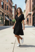 Vestido Corto con Escote en V | Botones y Cinta Ajustable en la Cintura