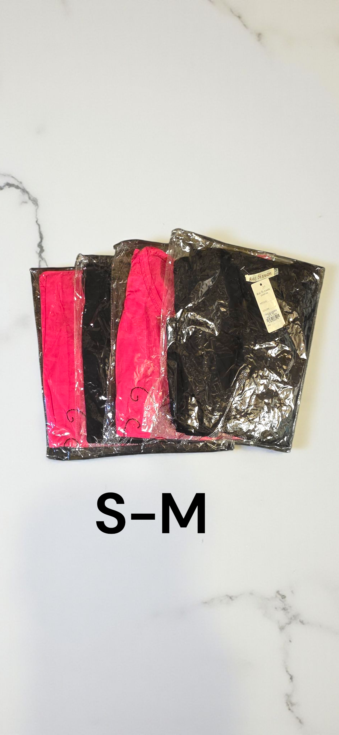 Blusa Semilarga de Piedrería Mariposa – Escote en Hombros y Cuello Semiredondo