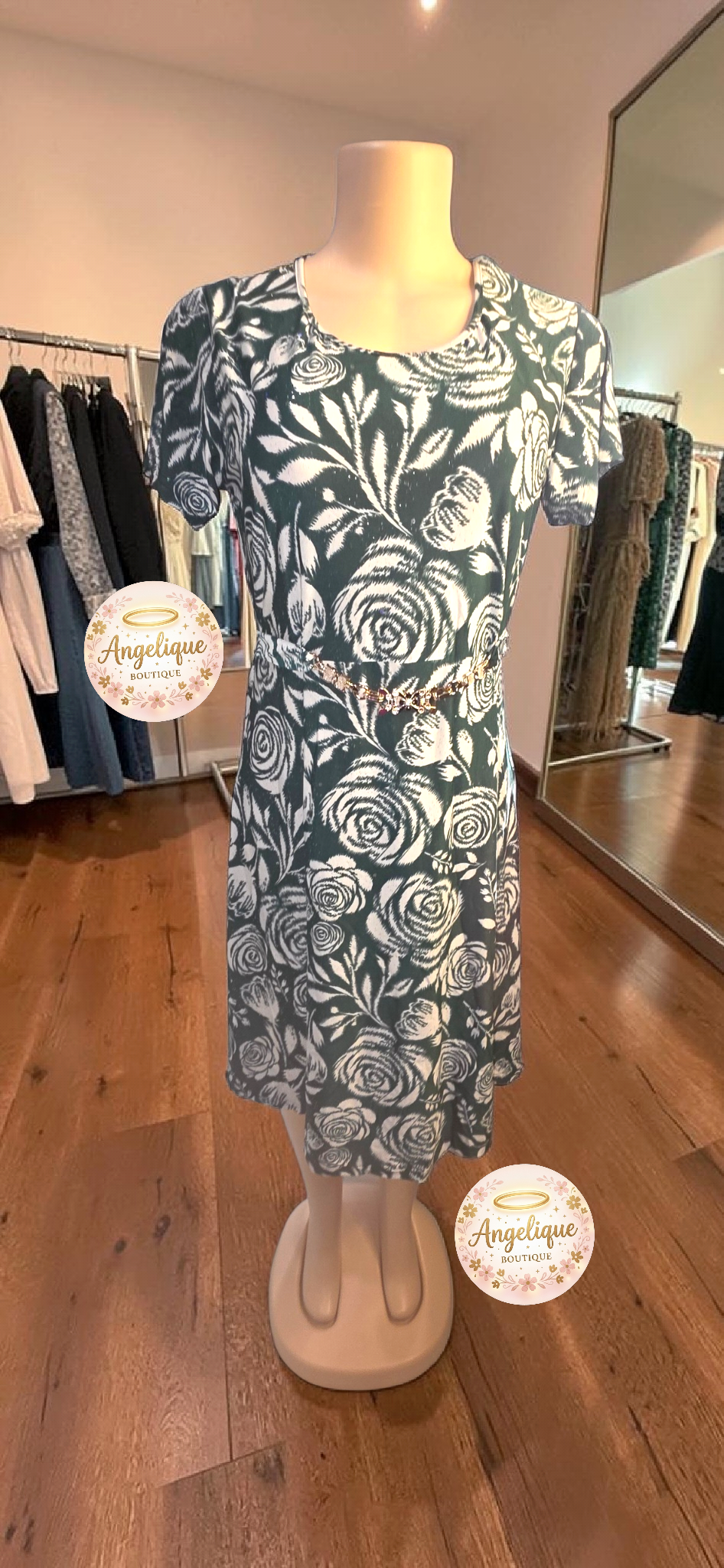 Vestido Floral Midi — Suavidad, Color y Estilo en Cada Curva
