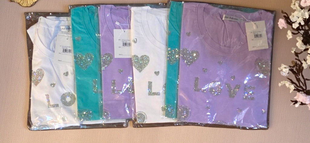 Blusa de Pedrería con Estampado LOVE | Glamour y Estilo