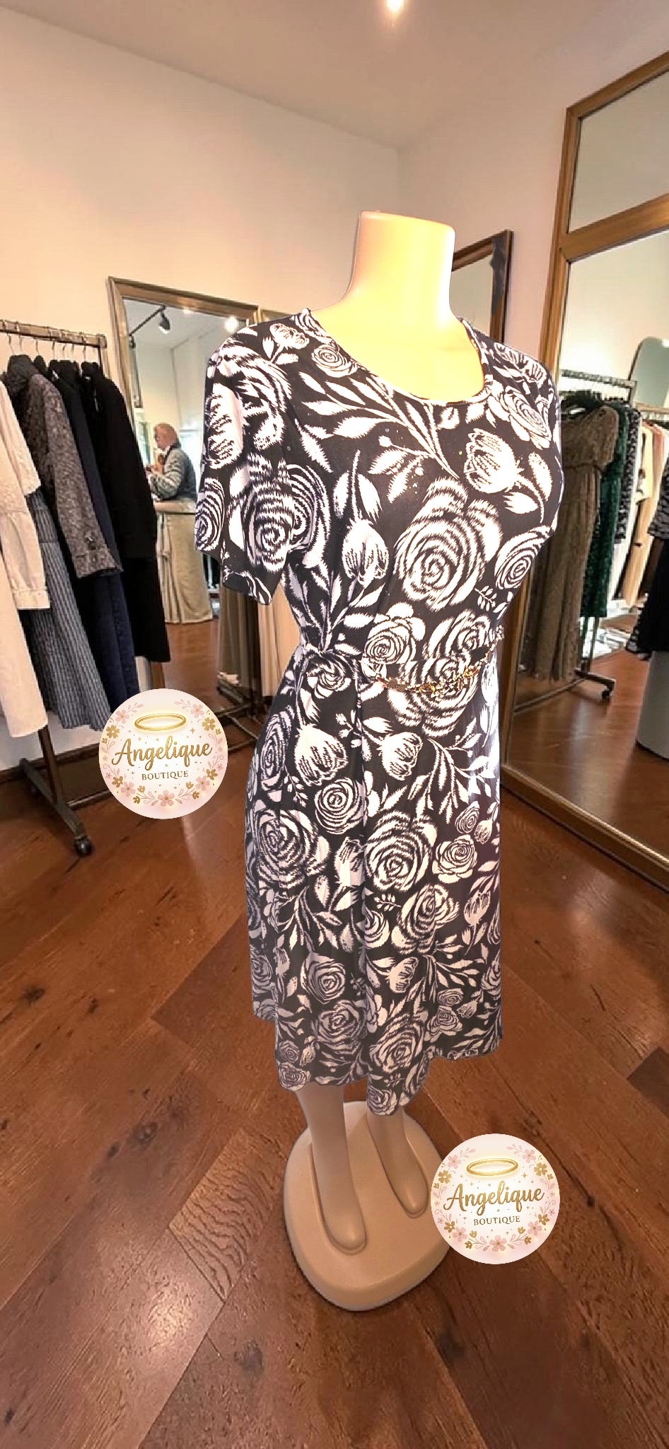 Vestido Floral Midi — Suavidad, Color y Estilo en Cada Curva