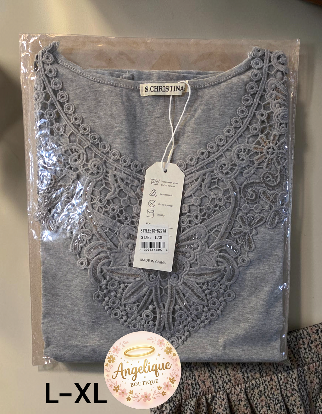 Blusa Manga Corta Bordada con Encaje, Crochet y Mariposa en Lentejuelas – 95% Algodón / 5% Spandex